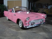 Thunderbird 1956 Revell 1:18 bez pudła różowy