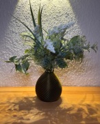 Czarny nowoczesny wazonik