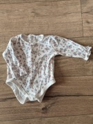 Peter Rabbit body delikatne kwiatki białe falbanka 68