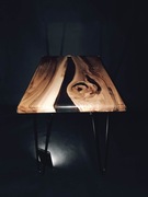 STOLIK KAWOWY Z ORZECHU WŁOSKIEGO I ŻYWICY KOMPOZYTOWEJ.