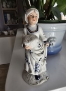 Figurka porcelanowa kobieta dziewczyna z koszem