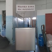 Stolik do degustacji na kółkach