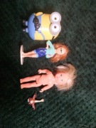Zestaw figurek (minionki, barbie)
