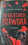 W OBJĘCIACH POTWORA