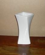 Biały, skręcony wazon ceramiczny.