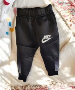 Czarne spodnie dresowe Nike r na 1 rok kieszenie po bokach