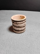 Ręcznie robiony pojemnik z kamionki z efektem trawertynu. 