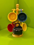 Zestaw filiżanek kubeczków kubków wieszak spodki