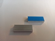 Radiator 30x11x5 z taśmą klejącą do układów scal.