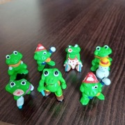 FIGURKI - KINDER NIESPODZIANKA ŻABKI - 7 szt. LATA 90-te. UNIKATY