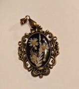 Wisiorek kwiaty zatopione w żywicy epoksydowej 