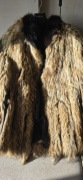 Futro z jenota, kołnierz i mankiet z czarnego lisa, używane.