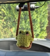 Żabka na huśtawce | Maskotka Pluszak na szydełku Zawieszka do auta