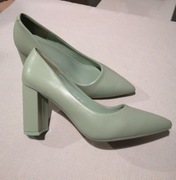 37 miętowe czółenka na klocku