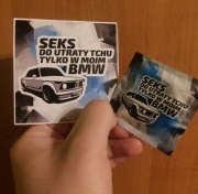 Personalizowane gadżety BMW - naklejka i prezerwatywa