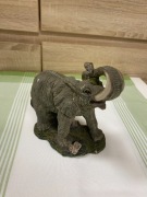 Figurka słonia z trąbą do góry