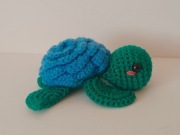 Maskotka żółw z niebieską różą wykonany na szydełku