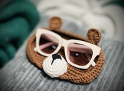 Miś Hilary - podkładka na okulary - szydełkowy prezent dla nauczyciela