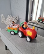 Traktor farmer że zwierzętami jeździ i gra