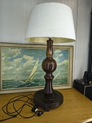 Duża lampa stołowa z drewnianą podstawą