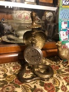 Mosiężny lub z brązu stojak na zegarek kieszonkowy.