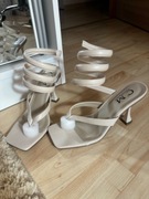 Piękne beżowe sandały na szerokiej szpilce wiązane dokoła nogi 