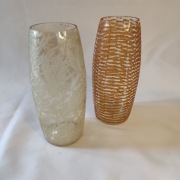 Zestaw 2 wazoników szklanych z dekoracją wykonaną przez trawienie szkła