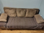 Kanapa rozkładana z pojemnikiem na pościel.