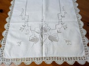 Ręcznie haftowany bieżnik z koronką 82x40