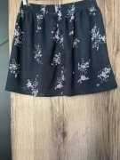 Czarna krótka spódniczka w kwiaty Pull & Bear 36/S