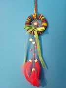 Kolorowy łapacz snów z czerwonymi piórkami