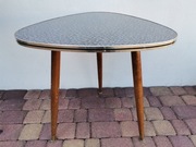 Stary stoliczek kawowy patyczak, trójkątny, lata 60