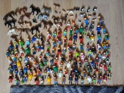 Około 150 ludzików i zwierząt playmobil