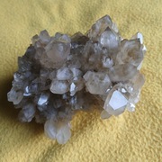 Unikalna szczotka kwarcu dymnego z fantomami | 470 g | piękna fluorescencja