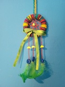 Kolorowy łapacz snów z zielonymi piórkami