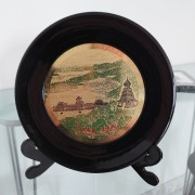 Dekoracyjny chiński talerzyk z motywami archtektonicnzymi