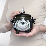 Ceramiczny pojemnik na nóżkach z okiem i kryształami – rękodzieło