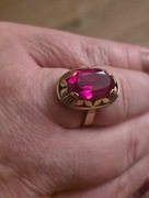 Złoty pierścionek z rubinem.