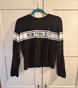 Lekki sweterek z napisem M