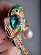 Broszka papuga z perełką w stylu retro