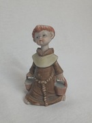 Figurka porcelanowa – dziecko w stroju zakonnym z wiaderkami, XX w.