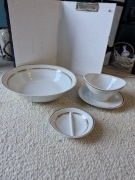 Włocławek fajans PRL 3 sztuki: misa, sosjerka, przyprawnik