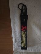 Brelok Akrapovic – metalowy, tuningowy, idealny dla fana motoryzacji