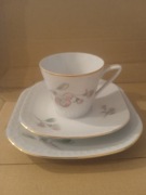 Porcelanowy  zestaw do kawy sniadaniowy na 12 osob .   