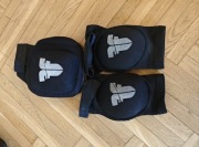 Dwa ochraniacze łokci i jeden kolana firmy FIGHTERS inc. r.M