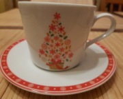 Dwie świąteczne porcelanowe filiżanki.