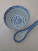 Miseczka z łyżką z chińskiej porcelany ryżowej,wzór smok, lata 70-te ub.w. 