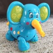 Niebieski grający, świecący i chodzący słoń 
