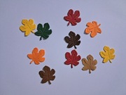 Scrapki liść tłoczony 10 szt. 17x20mm mix kolorów jesiennych gram160 g/m2