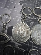 Żołnierze niezłomni brelok posrebrzany z karabińczykiem